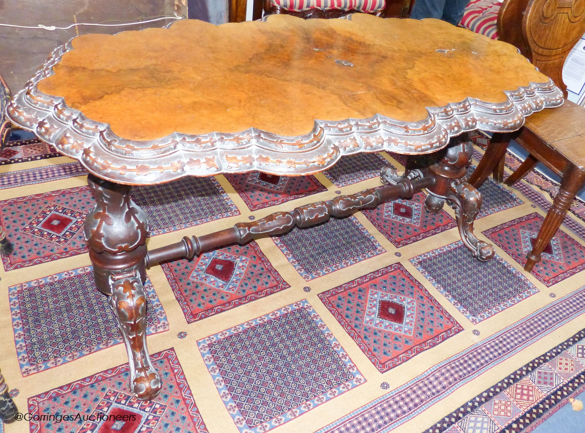 A Victorian figured walnut centre table, 104.5 cm long, 77 cm deep, 68.5 cm high